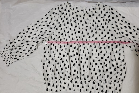 Reitmans raindrop patterned 3/4 blouse with smocking - Picture 3 of 8